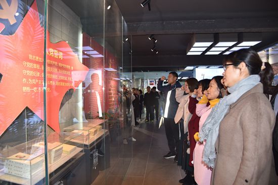 羅村鎮(zhèn)黨委、村域黨支部到重山文化館開展“不忘初心 牢記使命”主題教育活動80