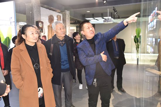 羅村鎮(zhèn)黨委、村域黨支部到重山文化館開展“不忘初心 牢記使命”主題教育活動80