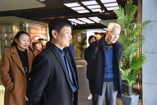 羅村鎮(zhèn)黨委、村域黨支部到重山文化館開展“不忘初心 牢記使命”主題教育活動80