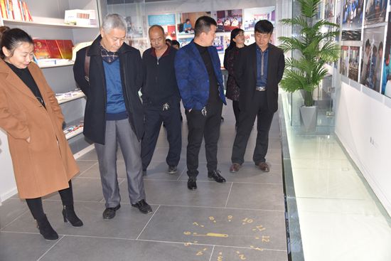 羅村鎮(zhèn)黨委、村域黨支部到重山文化館開展“不忘初心 牢記使命”主題教育活動80