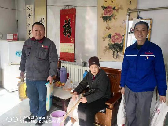 節(jié)前送溫暖 真情暖人心 —魯中水泥黨支部走訪慰問(wèn)南韓村高齡老人35