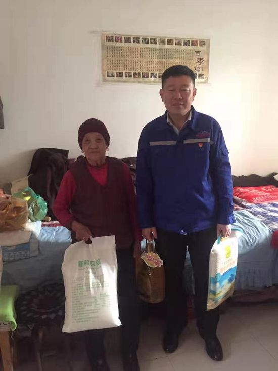節(jié)前送溫暖 真情暖人心 —魯中水泥黨支部走訪慰問(wèn)南韓村高齡老人35