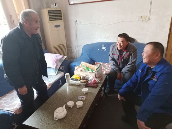節(jié)前送溫暖 真情暖人心 —魯中水泥黨支部走訪慰問(wèn)南韓村高齡老人35