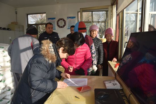 心系鄉(xiāng)親 情暖萬家 ——重山集團開展南韓村70歲老人節(jié)日慰問活動73