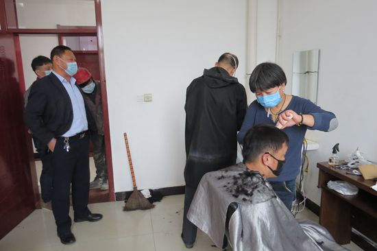心系員工踐良知 理發(fā)進廠暖人心42