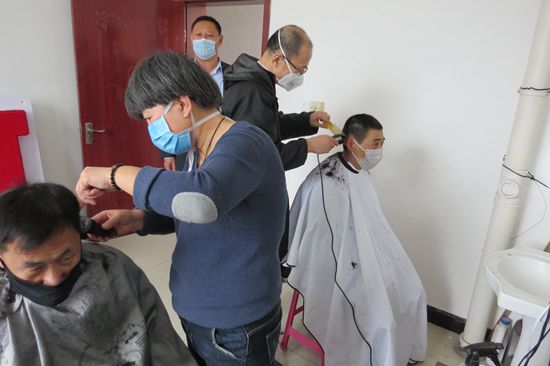 心系員工踐良知 理發(fā)進廠暖人心42