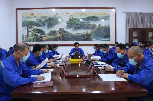 魯蒙水泥黨支部召開(kāi)黨員大會(huì)32