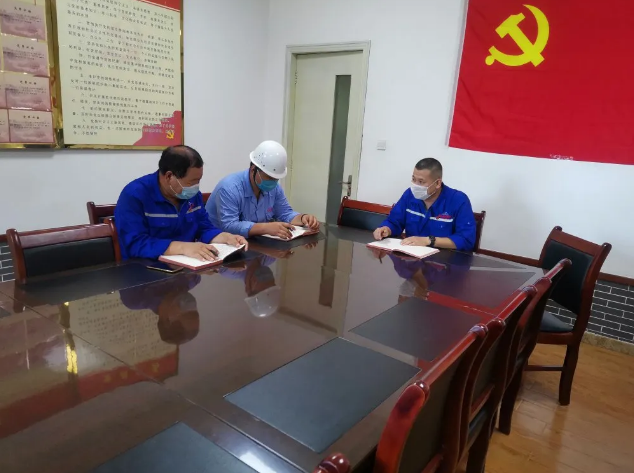 魯中水泥黨支部召開支委會(huì)73